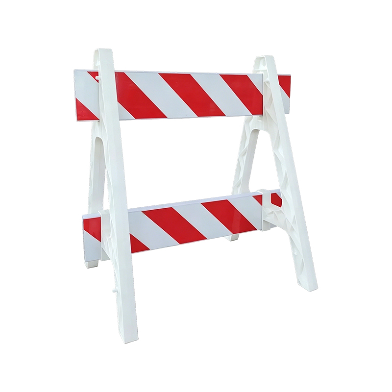 Plastikowa barykada w kształcie litery A z odblaskowymi poprzeczkami